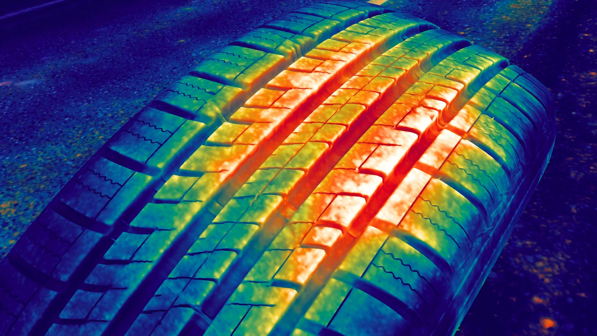 Termografia do aquecimento do pneu de carro em alta velocidade